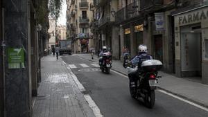 Una pareja de agentes de los Mossos d’Esquadra en motocicleta por el Raval de Barcelona este viernes al mediodía. 