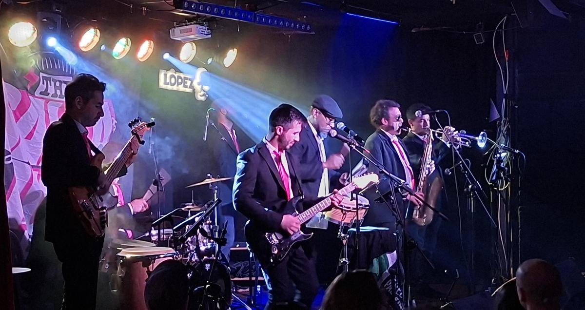 The Salsa Punk Orkestra en su concierto de la sala López de Zaragoza.