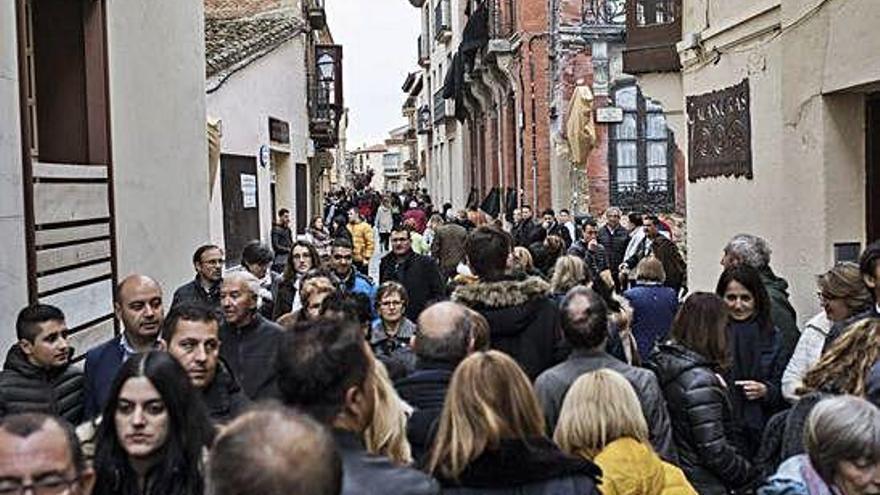 Una calle del Casco Antiguo de Zamora, abarrotada durante la Semana Santa.