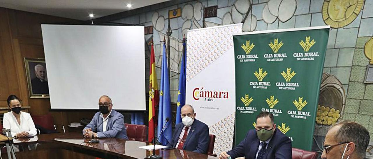 Isabel Barja y Rogelio Cuesta, de la Asociación del Automóvil del Principado de Asturias; Luis Esteban Alcalde; José Vega, jefe de zona de Caja Rural, y Heriberto Menéndez, coordinador ferial de la Cámara de Avilés. | R. Solís