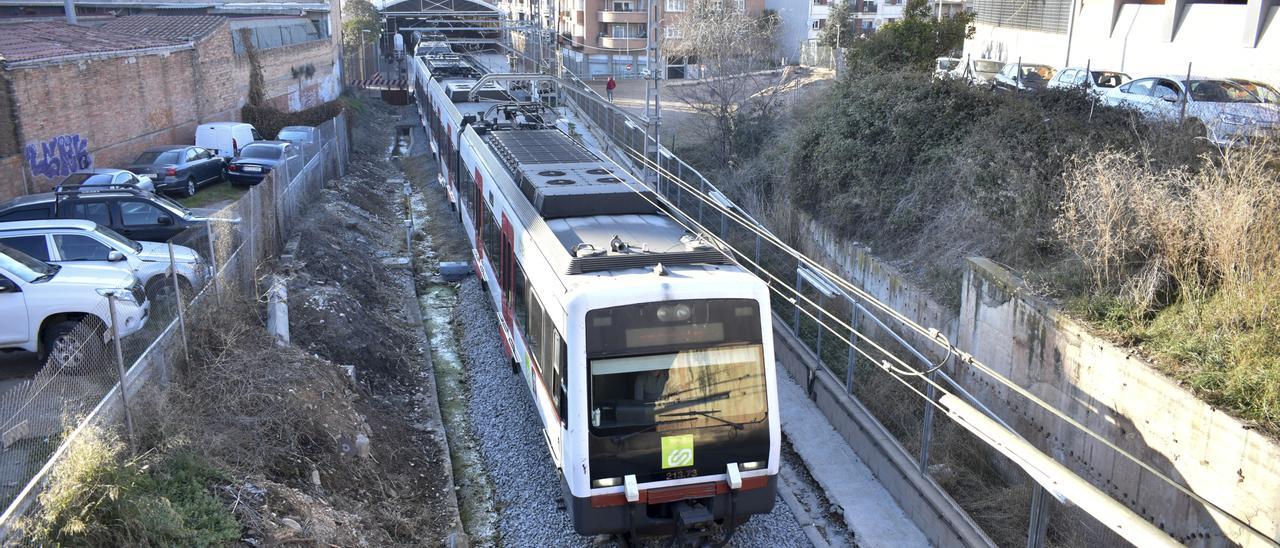 Tren de Ferrocarrils de la Generalitat sortint de l'estació de Manresa-Baixador