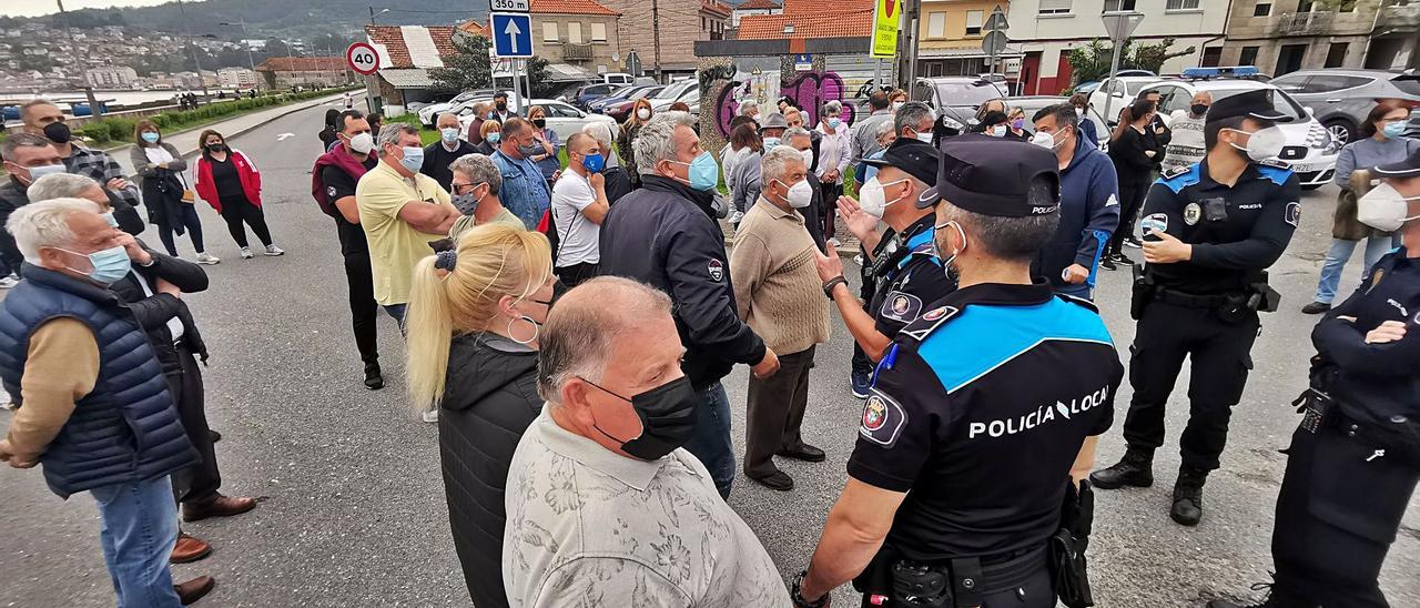 Concentración de los vecinos de Meira, ayer, en el Campeonato de Bateles, para protestar contra la peatonalización del vial. |   // SANTOS Á.