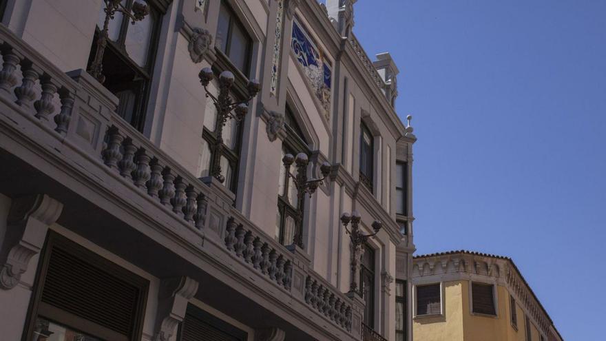 Fachada del edificio modernista del Casino, en plena calle de Santa Clara.