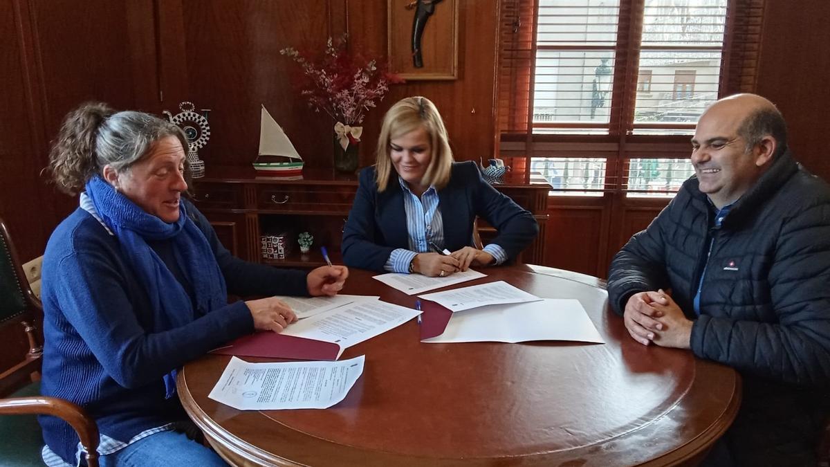 Nisi Otero, Digna Rivas y el edil de Emprego, Alberto Álvarez, ayer, durante la firma del convenio.