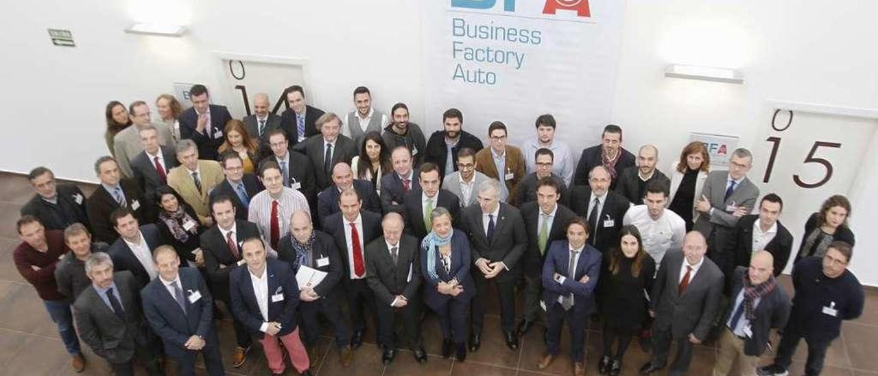 Foto de familia de los participantes en la primera edición de la BFA, ayer, en Porto do Molle. // José Lores