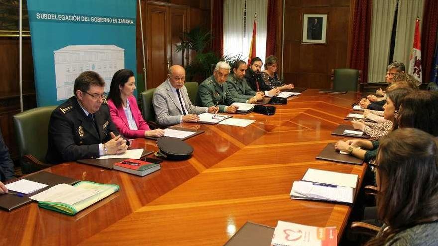 Participantes en la reunión celebrada ayer.