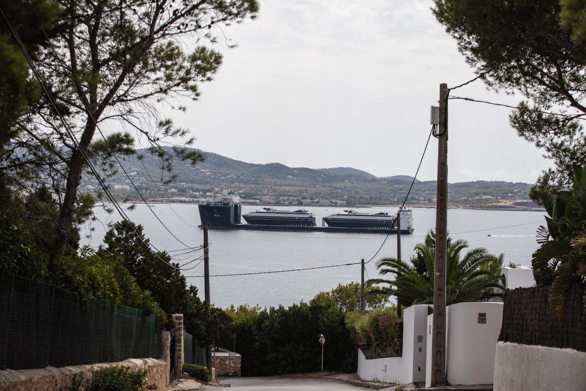 Todas las imágenes del impresionante buque que ha trasladado dos ferris a Ibiza desde Alaska