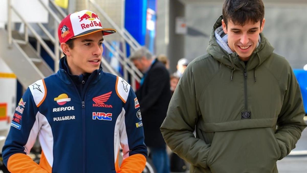 Marc y Àlex Márquez, nuevo equipo Repsol Honda, paseando por el 'paddock' de Cheste (Valencia).