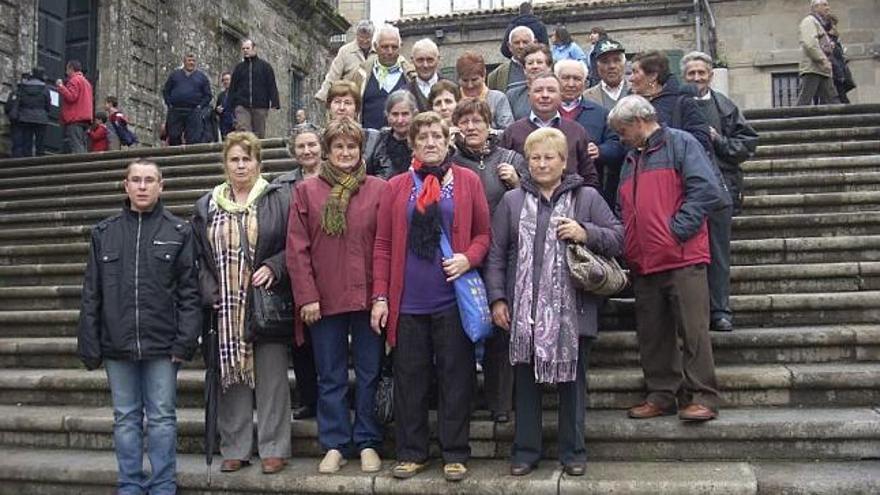 Foto de familia de los fieles alistanos durante su visita a Santiago.