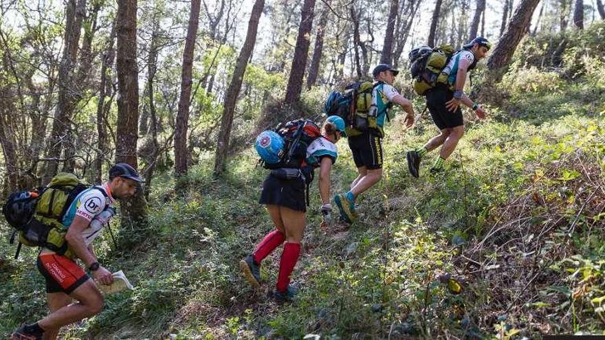 Integrantes del Raid Budiño en la última de las pruebas en A Mariña Lucense. // FdV