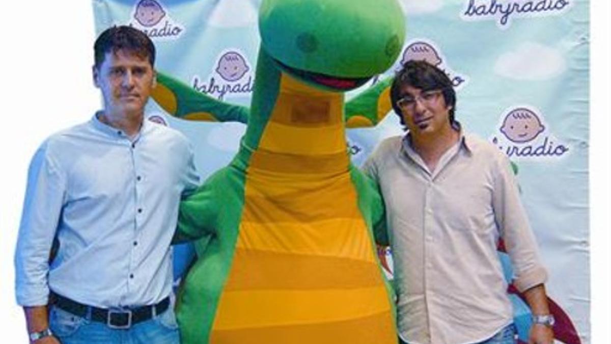 Juan José Flor (izquierda) y Benjy Montoya, con uno de los personajes de su Babyradio.