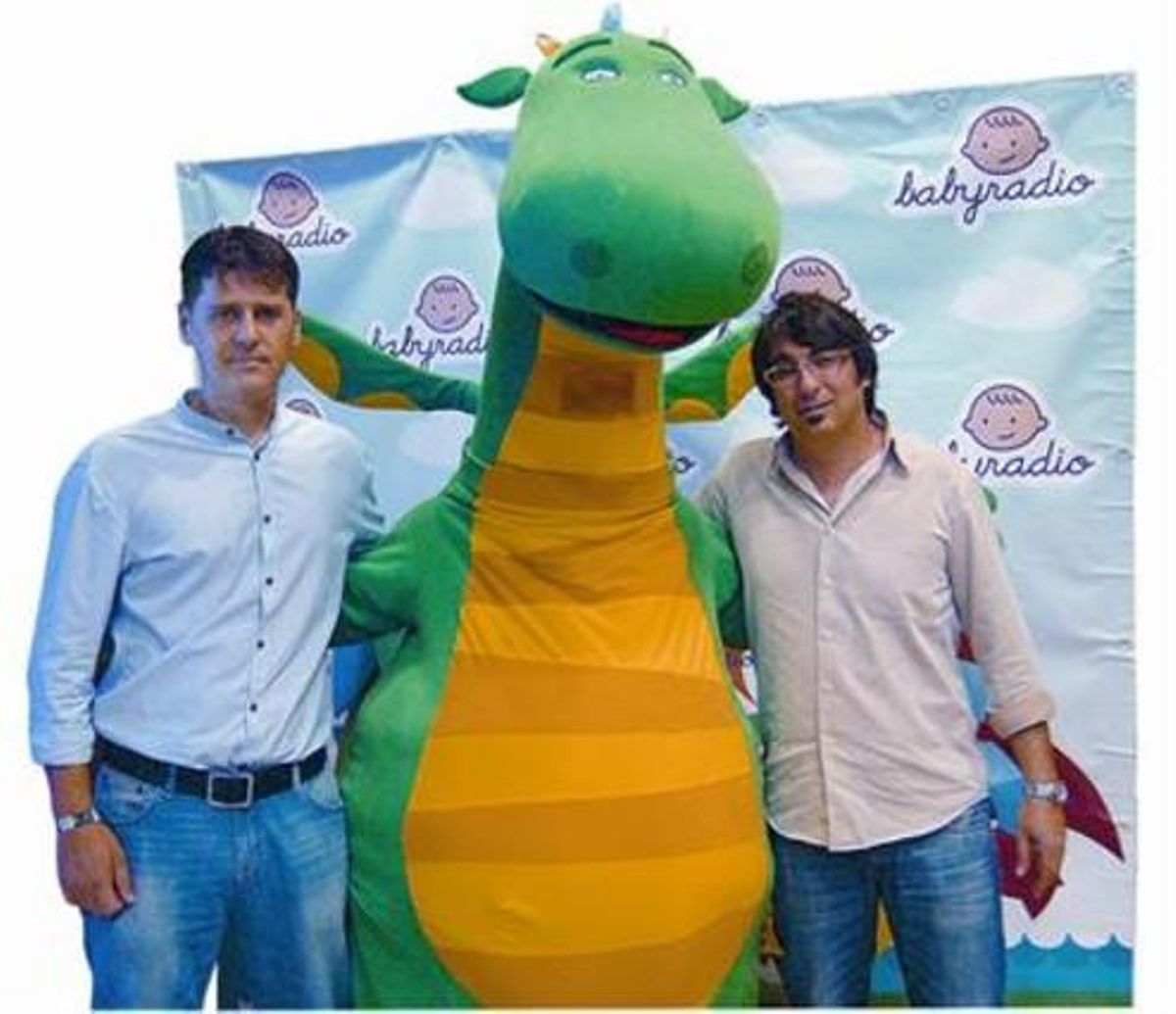 Juan José Flor (esquerra) i Benjy Montoya, amb un dels personatges de la seva Babyradio. Juan José Flor (esquerra) i Benjy Montoya, amb un dels personatges de la seva Babyradio.