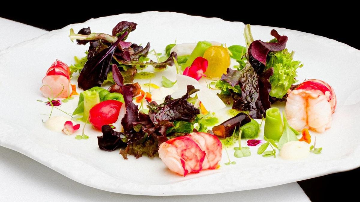 Ensalada tibia de tuétanos de verdura con marisco, crema de lechuga de caserío y jugo yodado.