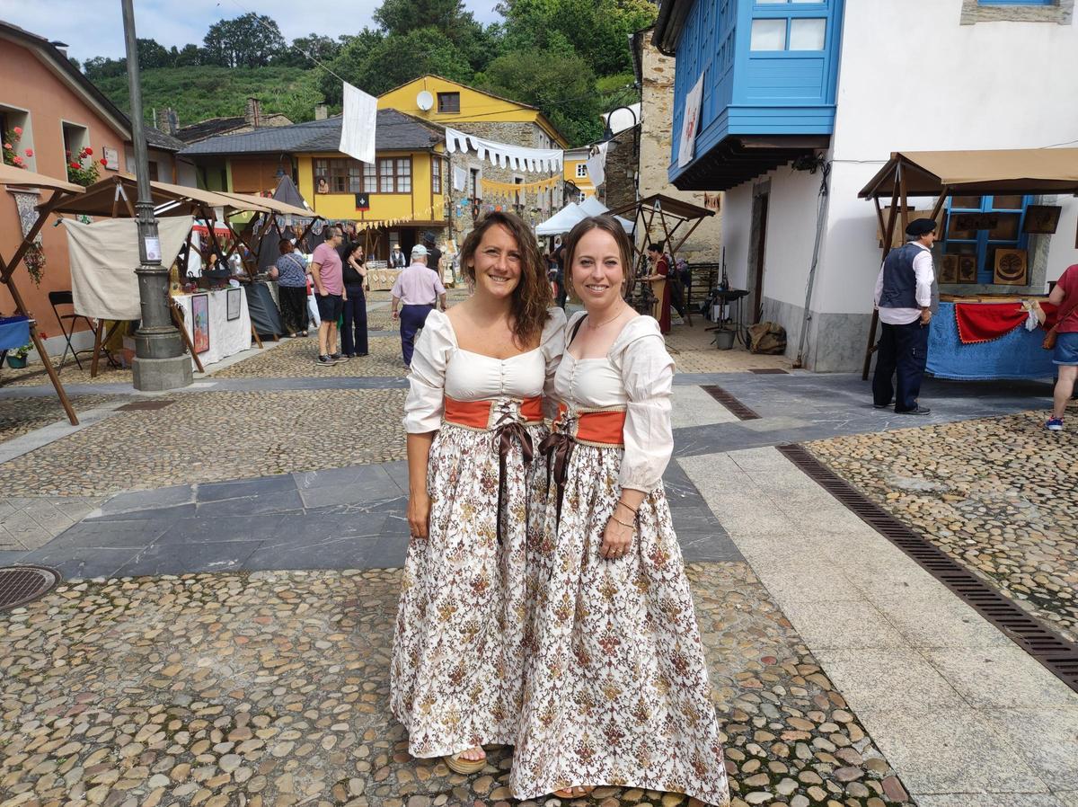 Elizabeth Lombardía y Almudena Fernández en el centro de Piantón.