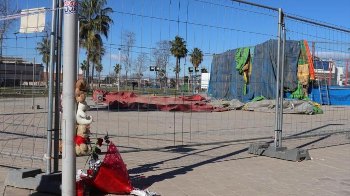 Peluches y flores por las víctimas en el lugar del siniestro.