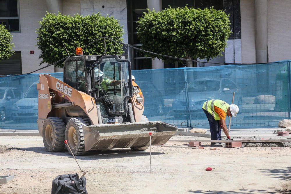 El alcalde de Orihuela ha visitado las obras del espacio multiusos de la plaza de Toros y ha asegurado que estará terminado en octubre
