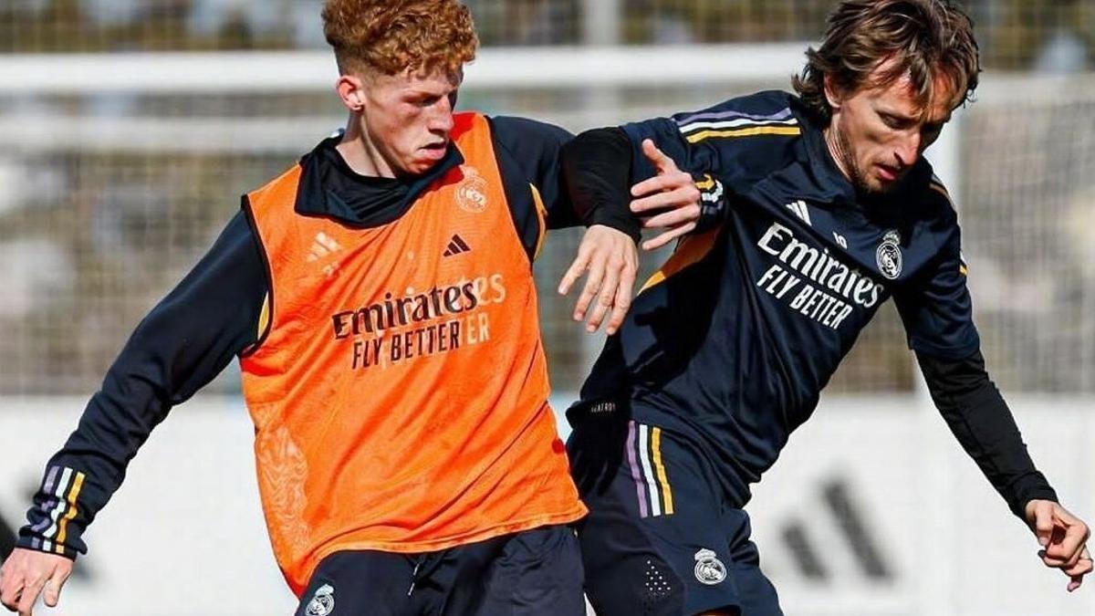 Jeremy de León pugna con Modric en un entrenamiento con el primer equipo del Real Madrid.