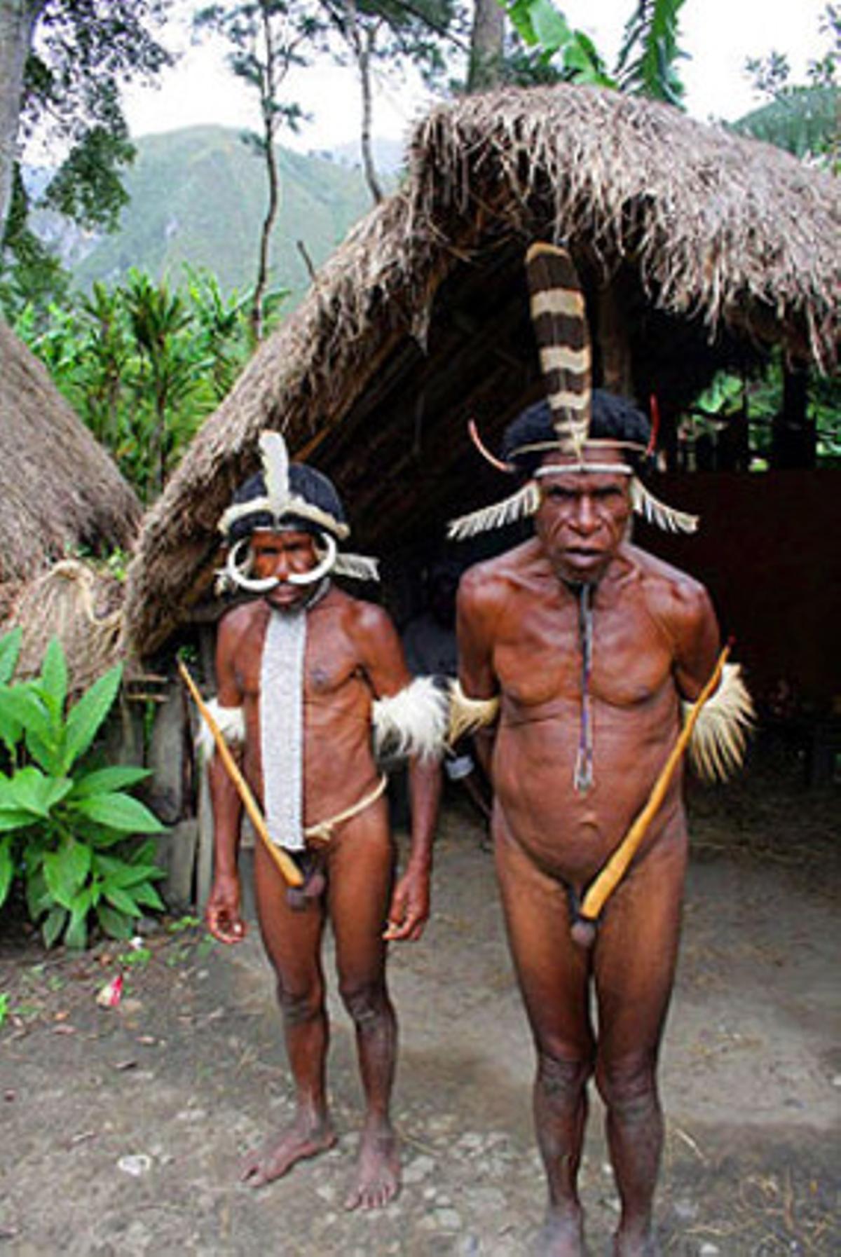 Uns indígenes papús llueixen el ’koteka’.