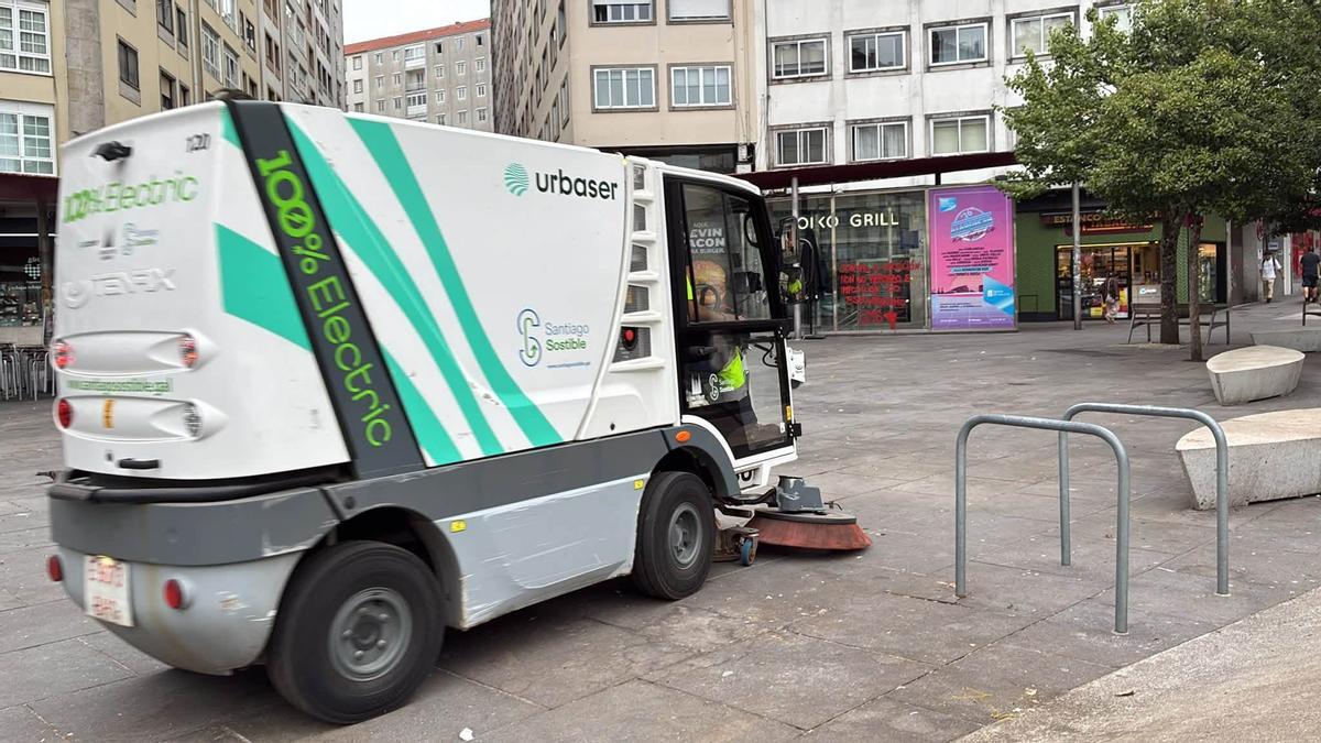 Vehículo de limpieza puliendo el suelo de la Praza Roxa, donde se concentró la mayor parte de la celebración