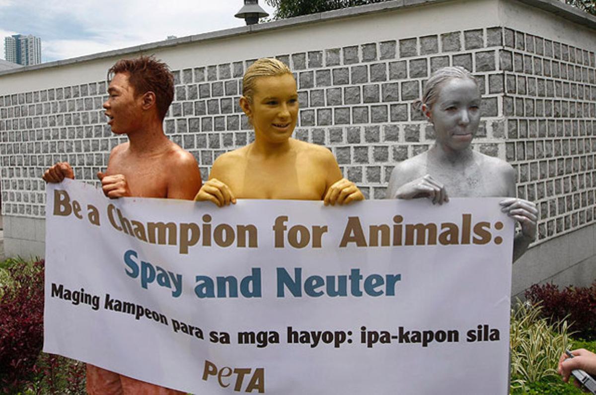 Activistes de PETA, pintats de color or, plata i bronze, davant de l’Ambaixada Britànica a Taguig City (Filipines) per reivindicar la vida dels animals domèstics.