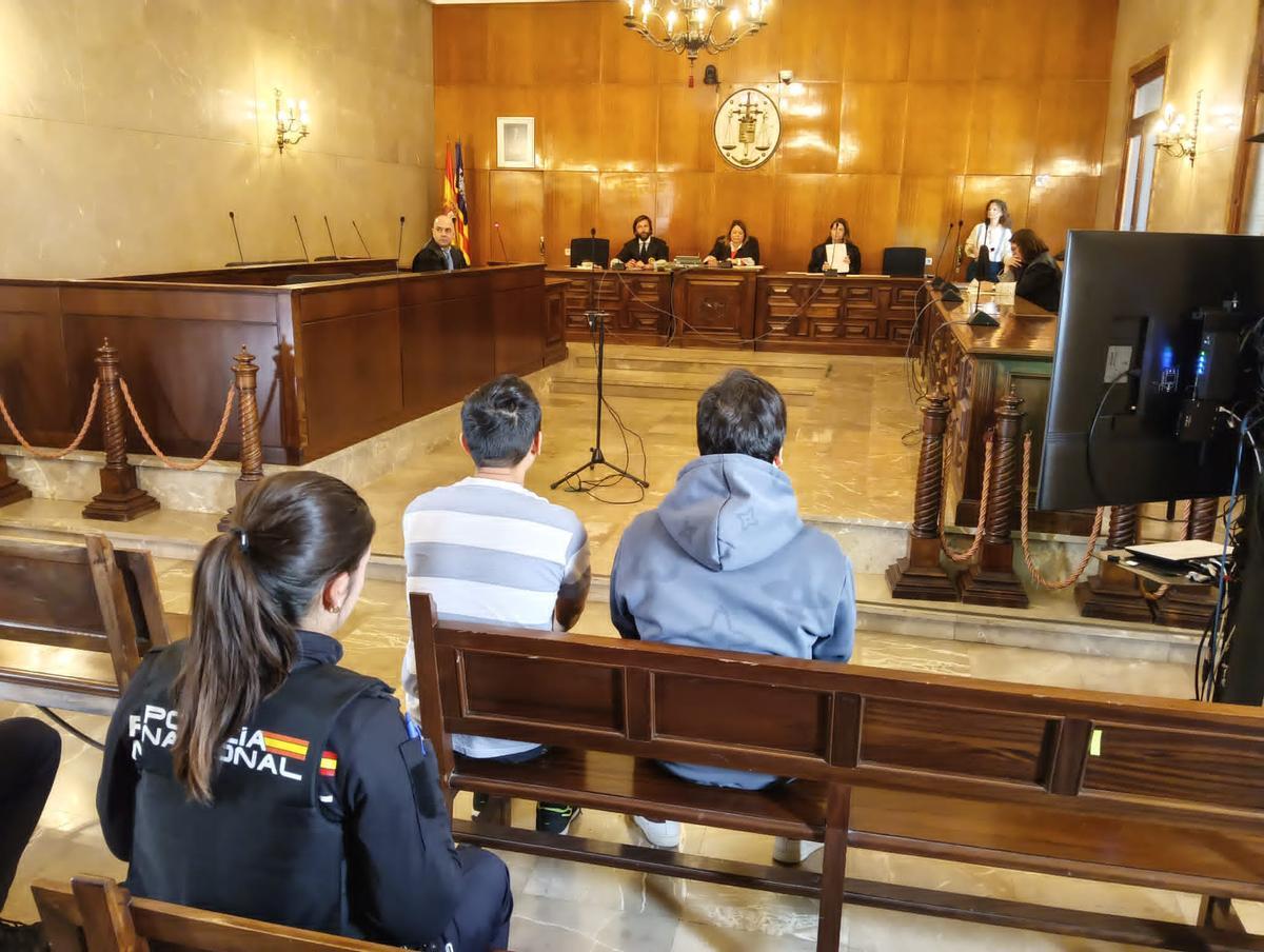 El acusado, con sudadera azul, hoy en la vista celebrada en la Audiencia Provincial de Palma.