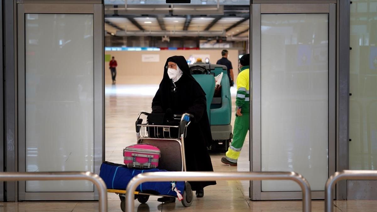 Una religiosa con mascarilla en la Terminal 4 de Barajas, el 19 de marzo del 2020