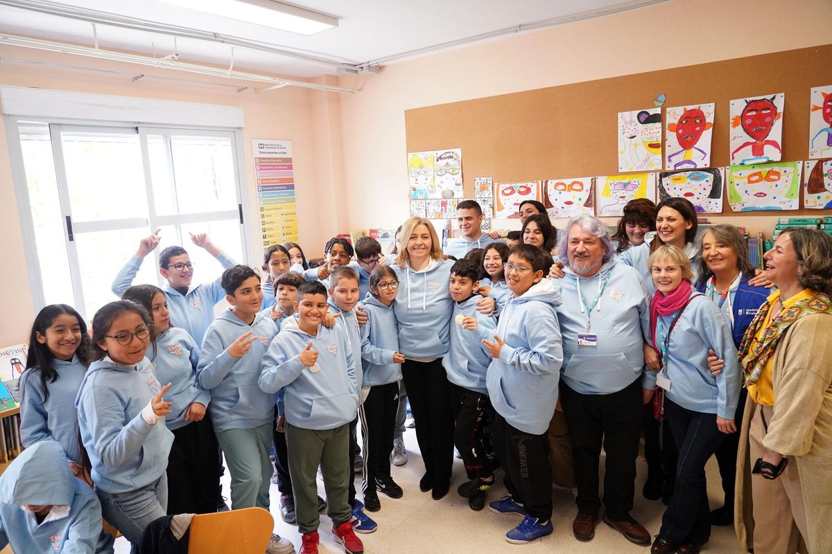 Inma Sanz con los niños y niñas de 'La Tribu del 12' durante su visita al CEIP El Madroño.