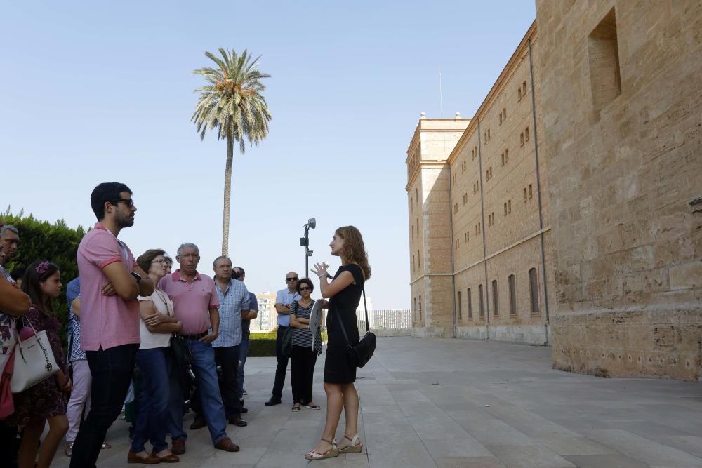 Instante de las visitas guiadas a San Miguel de los Reyes en el día del Pilar.