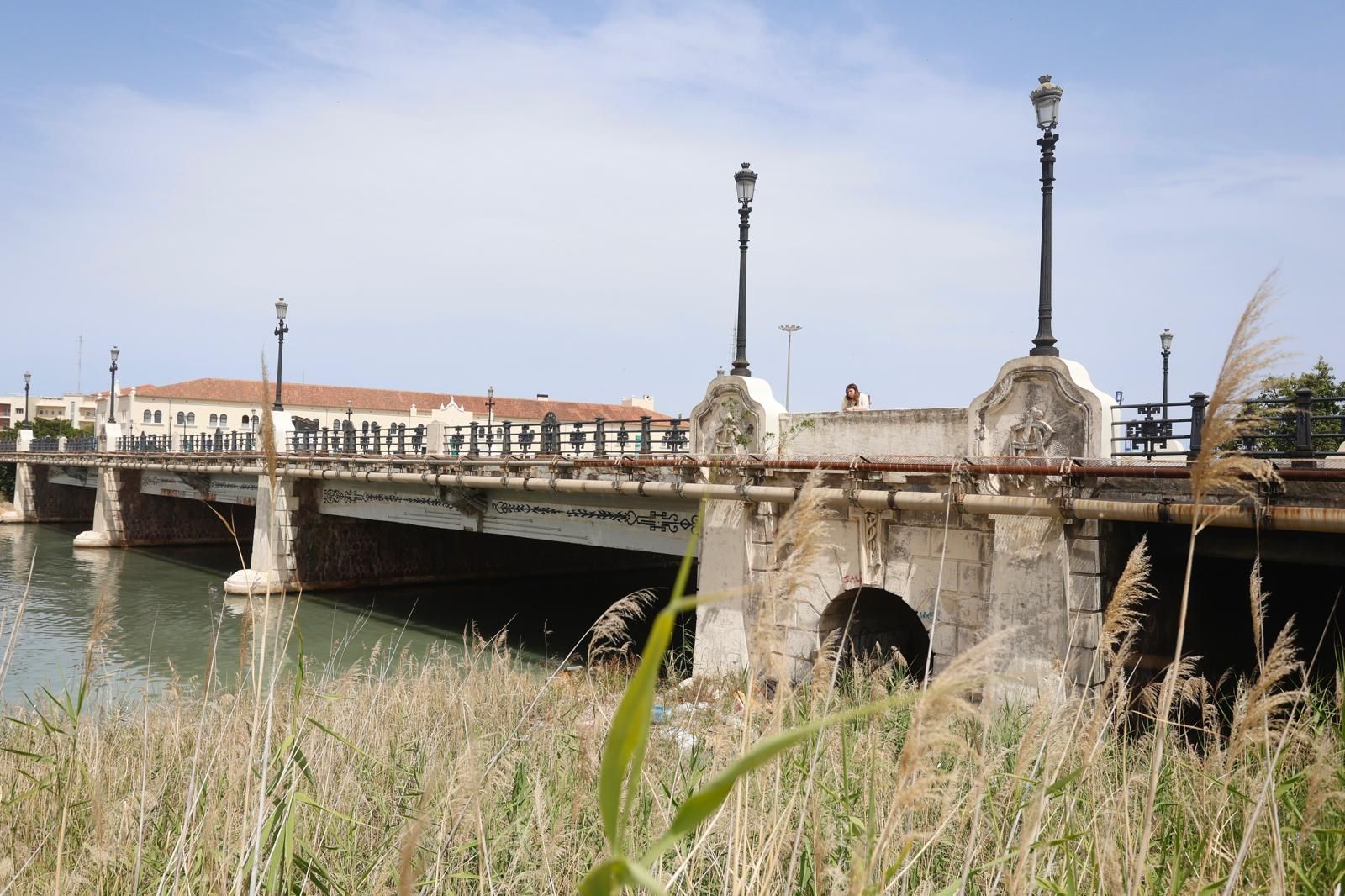 El puente de Astilleros, completamente degradado y a rebosar de basura