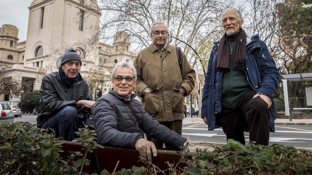 Cuatro de los denunciantes de torturas por parte del franquismo delante de la facultad que centró la redada contra militantes de izquierda en 1971 Cuatro de los denunciantes de torturas por parte del franquismo delante de la facultad que centró la redada contra militantes de izquierda en 1971