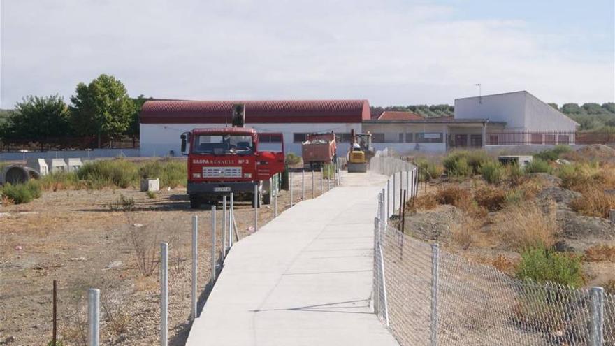 Reparan el camino del colegio de Las Navas