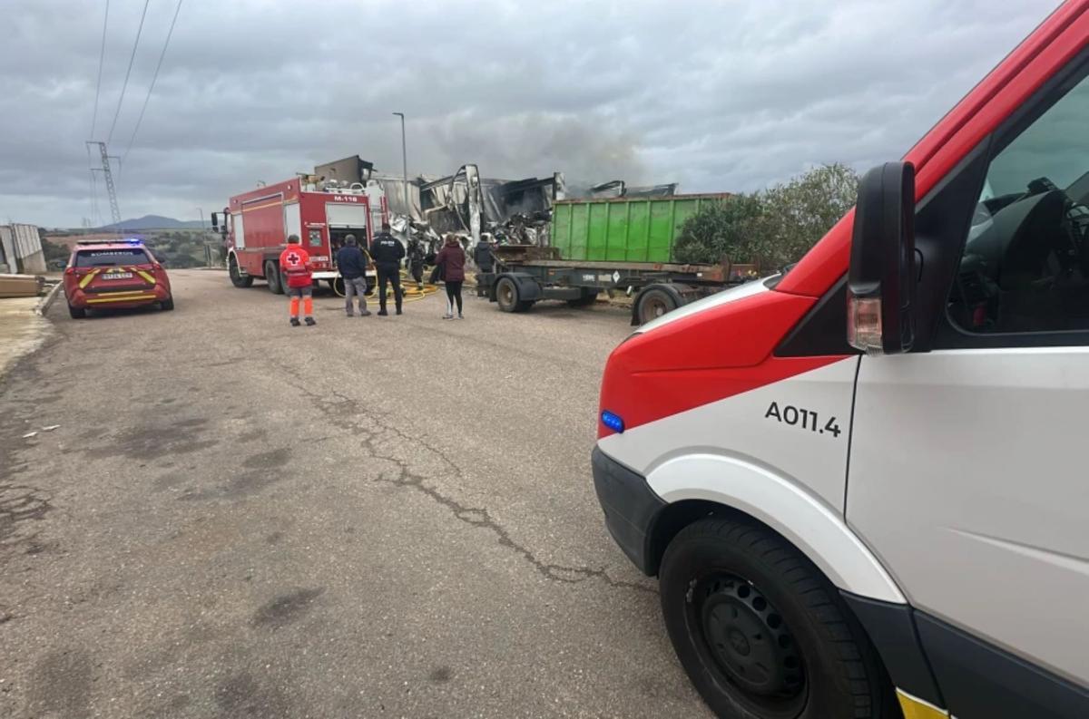 Dispositivo de emergencias desplegado en Lobón tras el incendio.