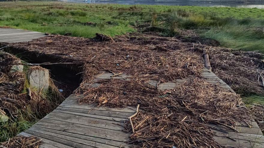 El destrozado paseo de madera de las Torres de Oeste en Catoira será renovado en su totalidad