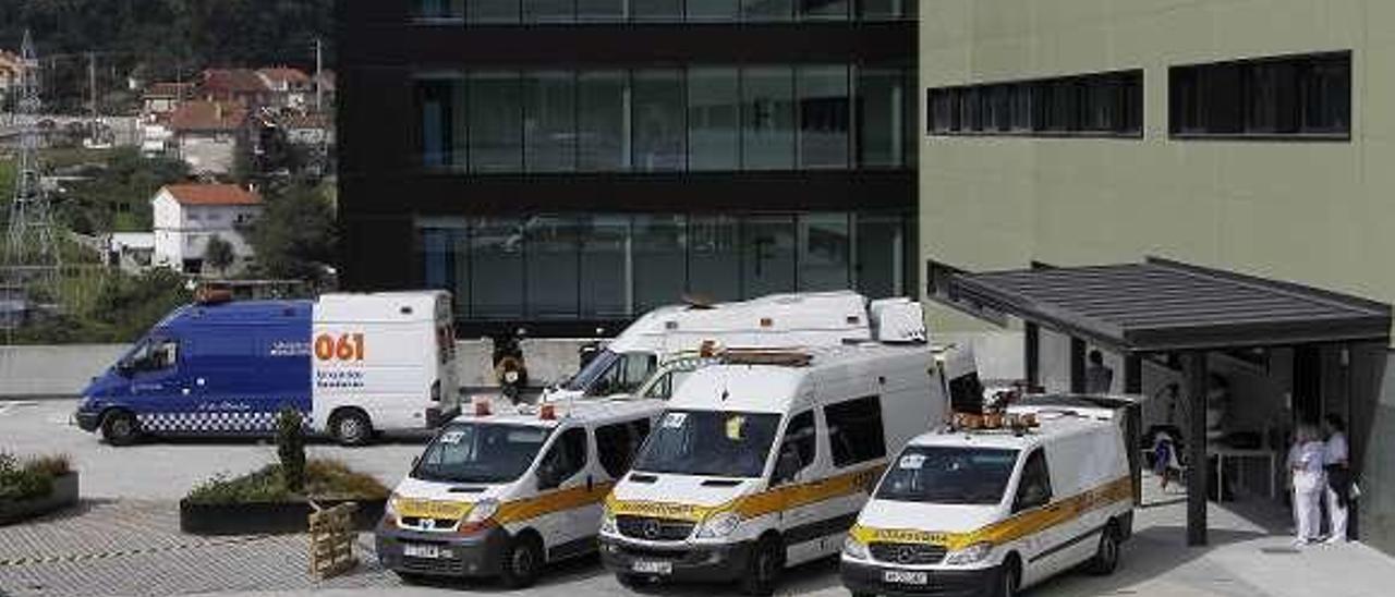 Varias ambulancias en el Hospital Álvaro Cunqueiro en Beade. // FdV