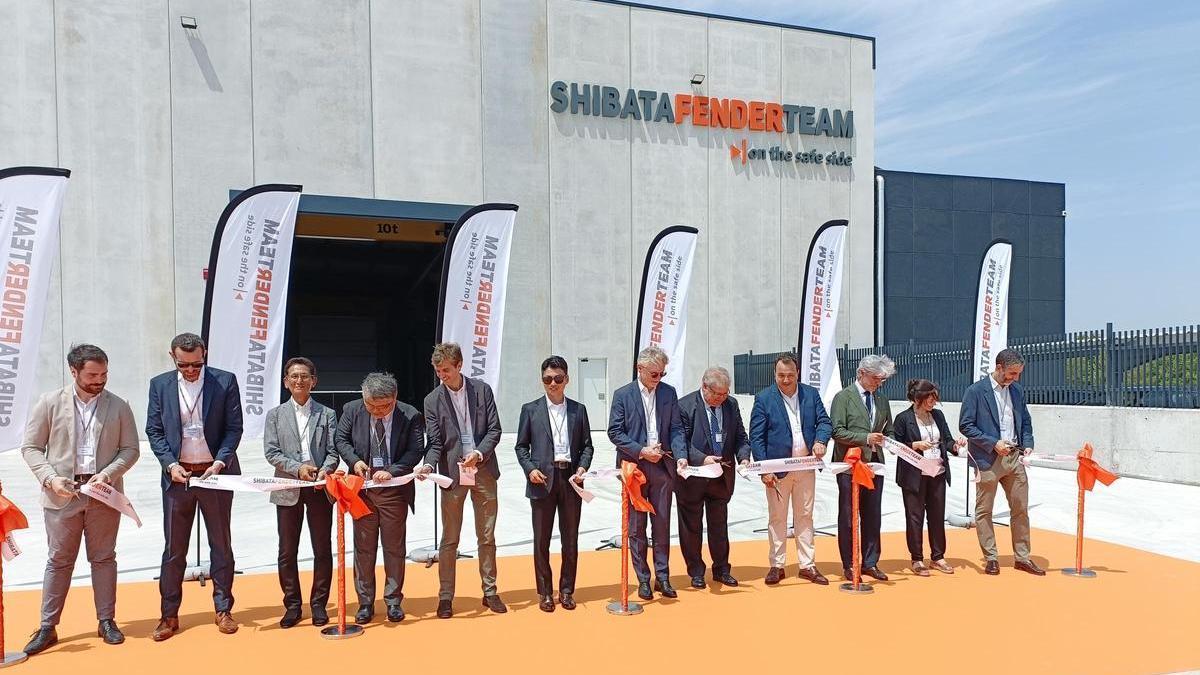 Las autoridades y directivos de la empresa, en la inauguración de la nueva planta.