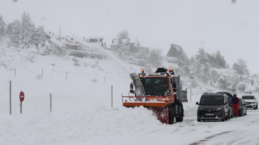 La nieve obliga a cerrar al tráfico 6 puertos de montaña y por Pajares no pueden circular vehículos pesados