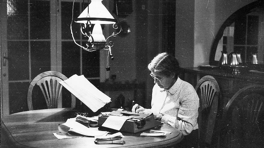 María Moliner, treballant
amb màquina d’escriure.
arxiu família maria moliner