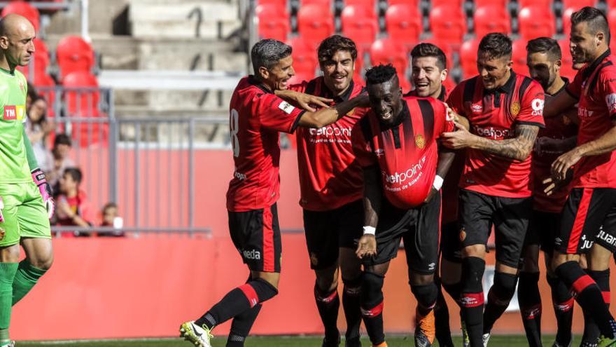 Los jugadores del Mallorca celebran un gol ante el Elche en presencia de José Juan