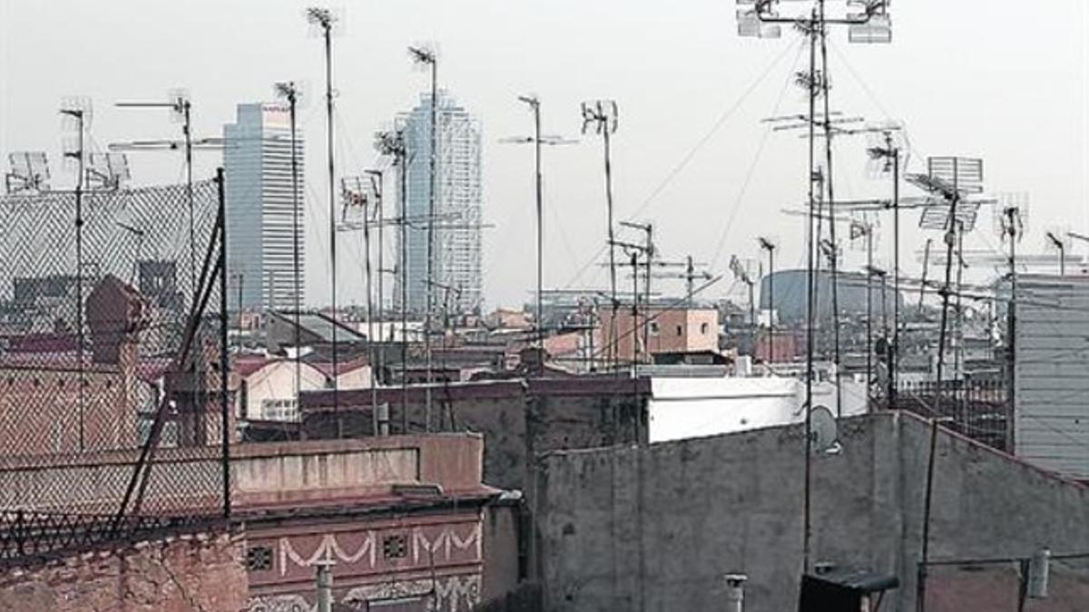 Antenas colectivas en un terrado de Barcelona.