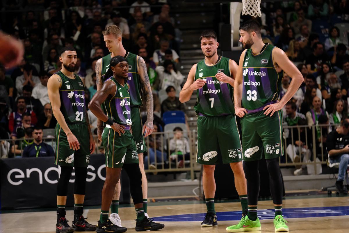 Duarte, Perry, Balcerowski, Barreiro y Tillie, durante un partido reciente de Liga Endesa en el Martín Carpena.