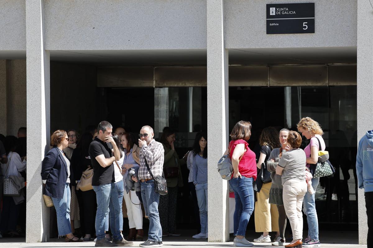 SANTIAGO DE COMPOSTELA, 28/04/2025.- Funcionarios de la Xunta en el exterior al apagarse los ordenadores por el apagón eléctrico que afecta a la Península Ibérica, hoy lunes en Santiago de Compostela.