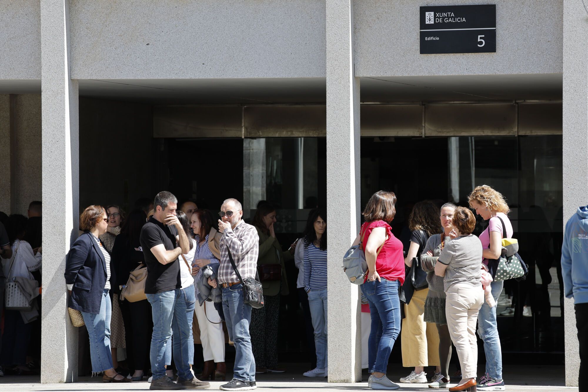 SANTIAGO DE COMPOSTELA, 28/04/2025.- Funcionarios de la Xunta en el exterior al apagarse los ordenadores por el apagón eléctrico que afecta a la Península Ibérica, hoy lunes en Santiago de Compostela.