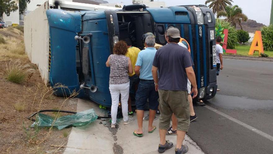 Tres heridos en vuelcos en Lanzarote y Gran Canaria