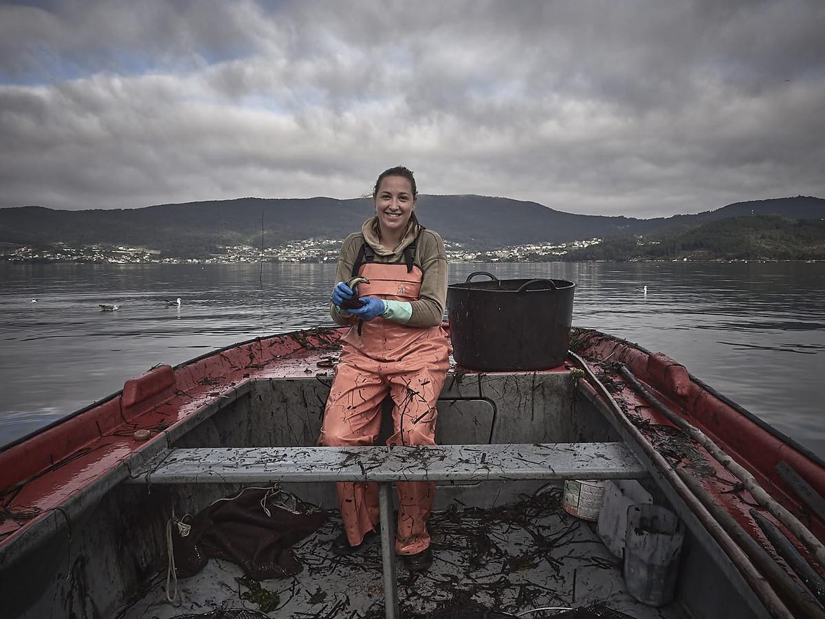 La pescadora Tania Fernández, de Arcade, sujetando un ejemplar de anguila en una imagen tomada en época de pesca.