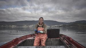 La pescadora Tania Fernández, de Arcade, sujetando un ejemplar de anguila en una imagen de archivo.