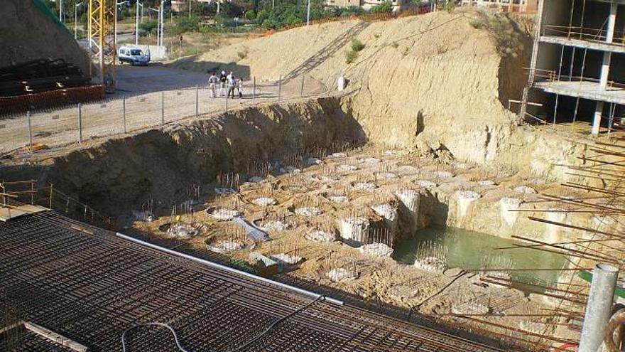 En la imagen de la izquierda se aprecia el estado actual de la obra, con todo preparado para iniciar el hormigonado de una de las losas. A la derecha, los cimientos del edificio antes de verter el hormigón