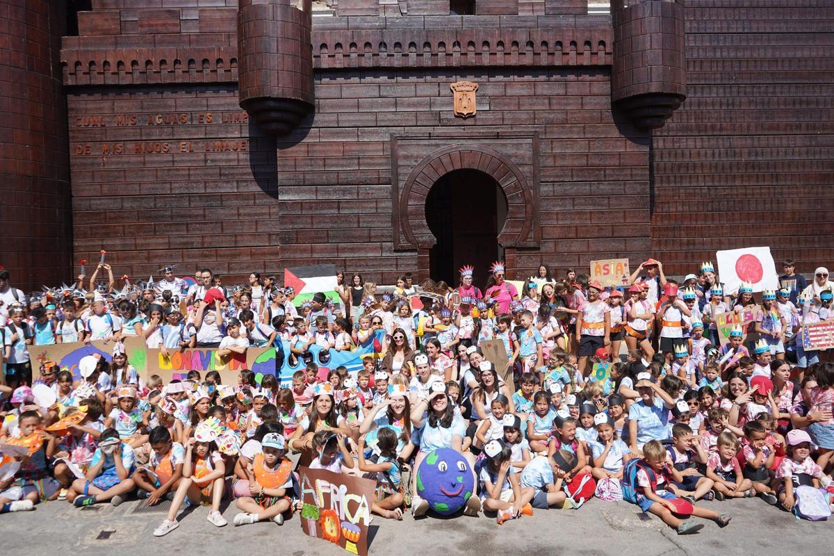 Participantes en las escuelas de verano de Ontinyent en el desfile temático de este lunes.