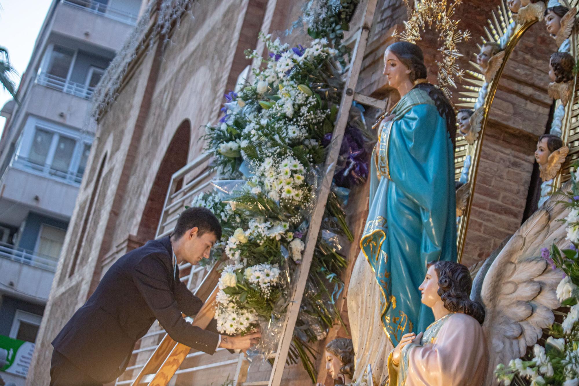 Más de 70 entidades y asociaciones participan en la multitudinaria ofrenda a la patrona que vistió de flores la fachada de iglesia de la Inmaculada Concepción