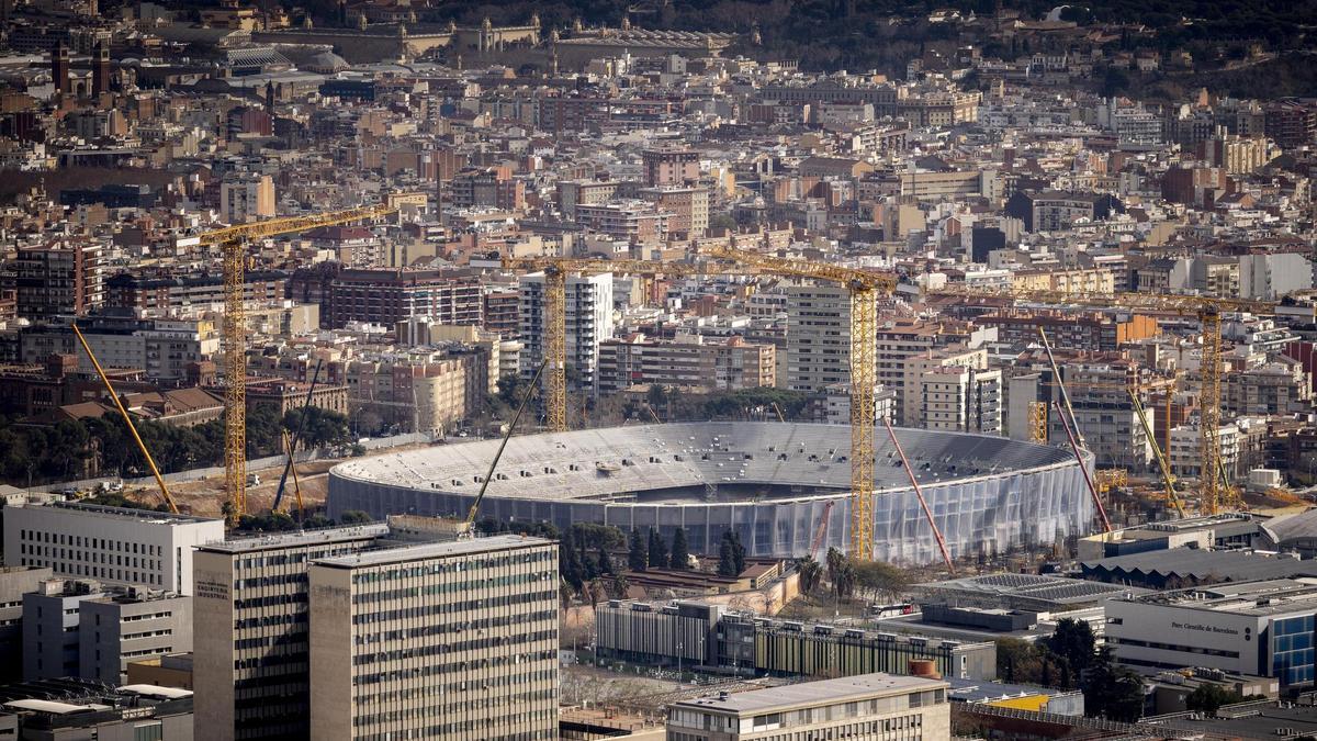 Panorámica del Camp Nou en plena remodelación, en Barcelona.