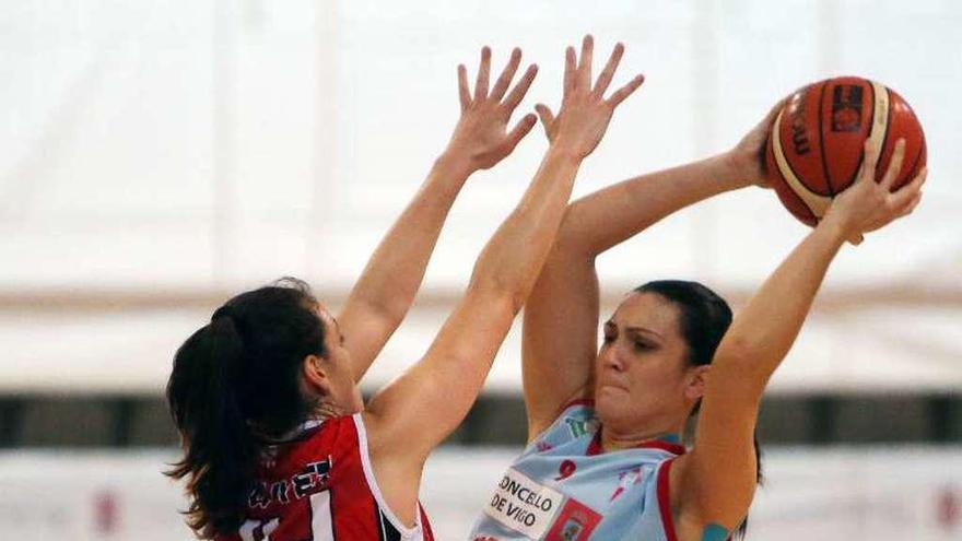 Laura Alonso, con el balón, durante un partido. // Marta G. Brea